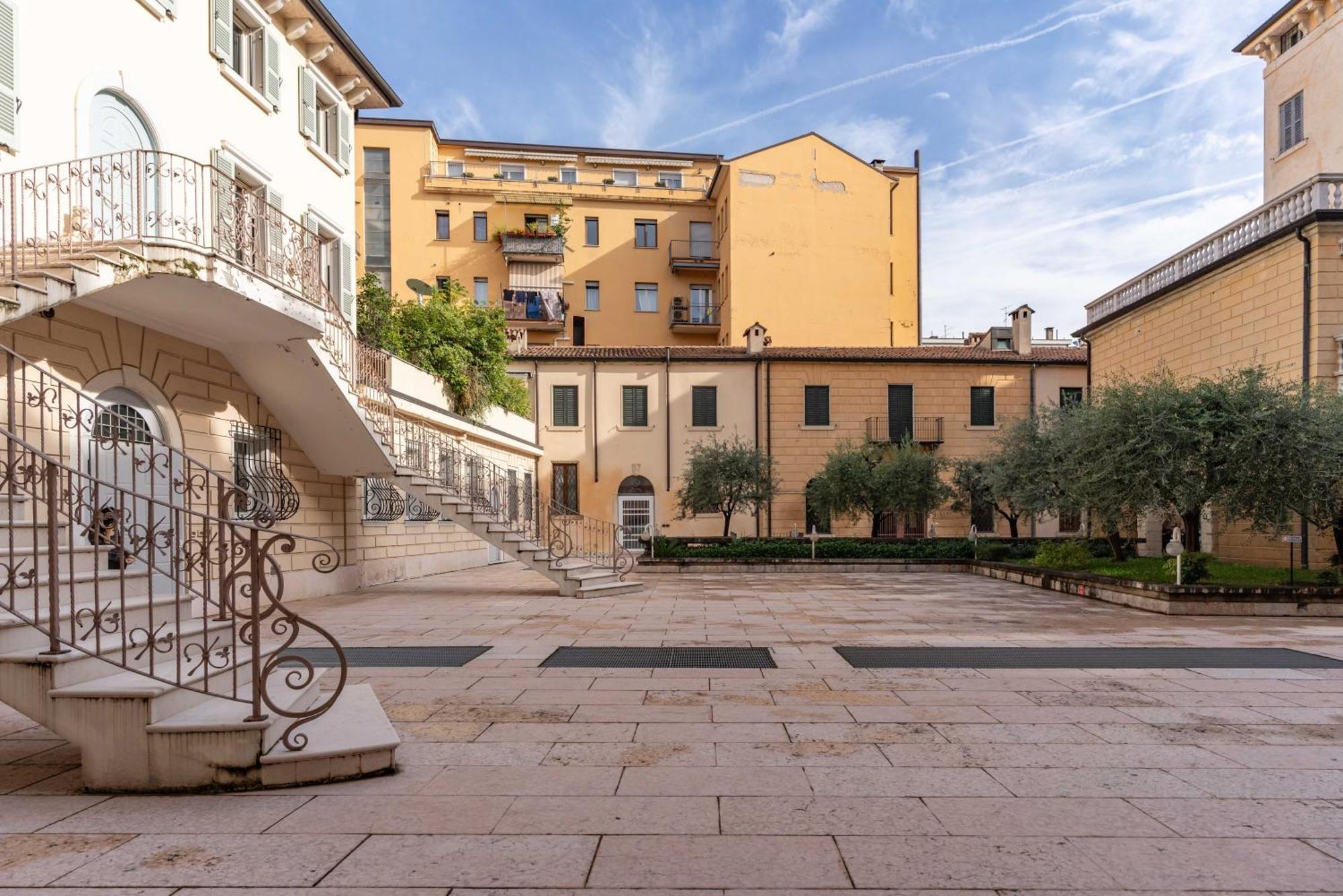 -Near Arena & Parking - Pet Friendly Historical Arena Palace Apartment Verona Bagian luar foto